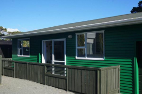 The Green Guesthouse - semi rural family unit LOWER HUTT